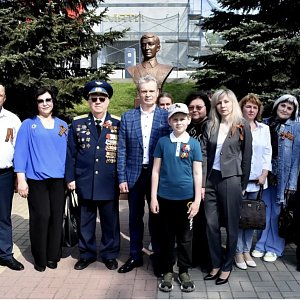 Возложение цветов и венков к братской могиле на мемориальном комплексе «Чижовский плацдарм»