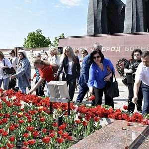 Возложение цветов и венков к братской могиле на мемориальном комплексе «Чижовский плацдарм»