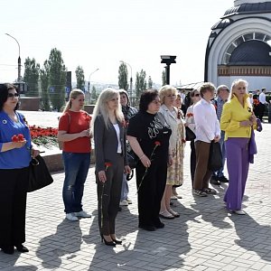 Возложение цветов и венков к братской могиле на мемориальном комплексе «Чижовский плацдарм»