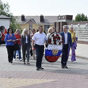 Возложение цветов и венков к братской могиле на мемориальном комплексе «Чижовский плацдарм»