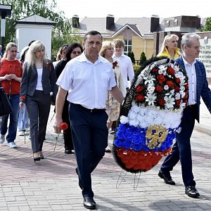 Возложение цветов и венков к братской могиле на мемориальном комплексе «Чижовский плацдарм»